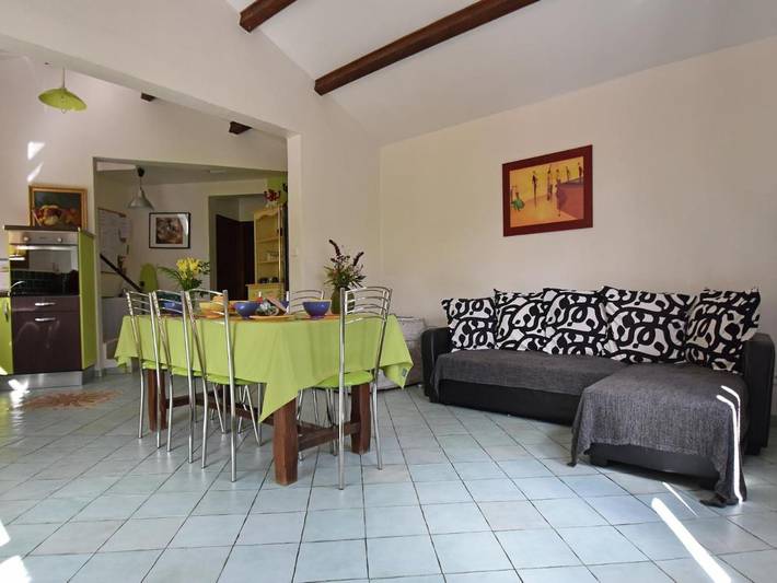 Location de vacances pour 7 personnes, avec terrasse ainsi que jardin et piscine à Saint-Brès - 3