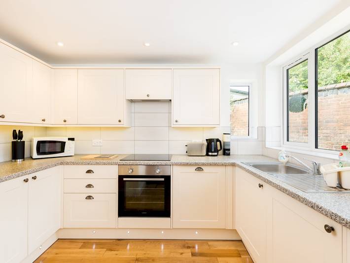 4Jd 20 St Nicholas Church Street · Cosy 2 Bed, Central Warwick & Parking | Pass The Keys in Warwick, Warwickshire