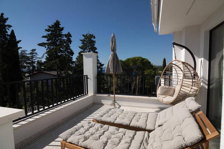 Villa pour 6 personnes, avec Balcon et Terrasse ainsi que Piscine et Vue à Punat - 4