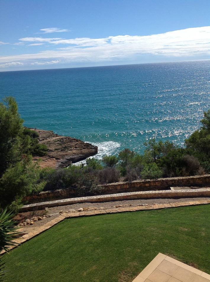 Villa 'The Beauty of Cala Tamarit' con vista mare, piscina, Wi-Fi e giardino in Platja de la Mora (Tarragona), Tarragona