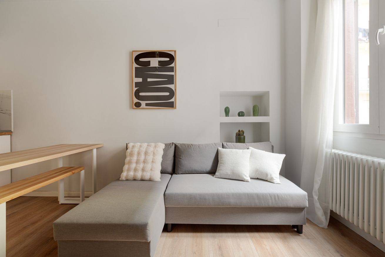 Entire apartment, Bright Apartment 450m from "Pasteur" M1 in Milan, Milan Province