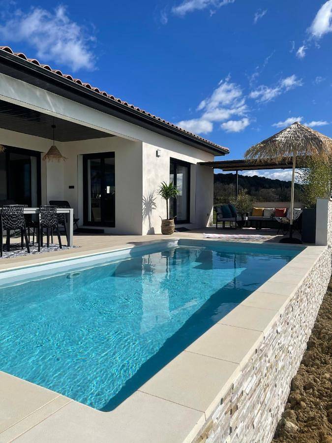 Location de vacances pour 6 personnes, avec vue ainsi que jardin et piscine à Lussan - 3