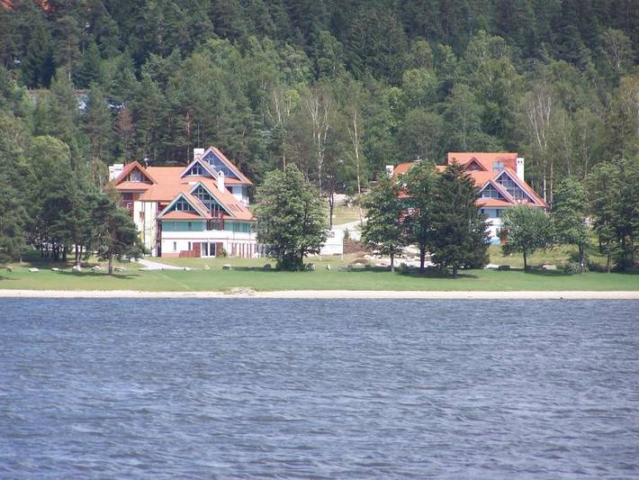 Ferienwohnung für 6 Personen, mit Terrasse und Garten sowie Seeblick und Ausblick in Lipno-Stausee