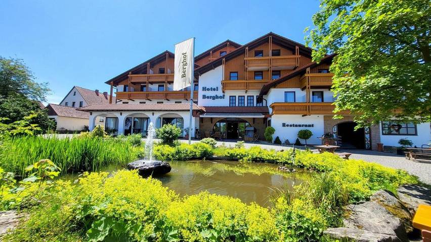 Hotel, mit Balkon und Terrasse sowie Ausblick in Petersberg