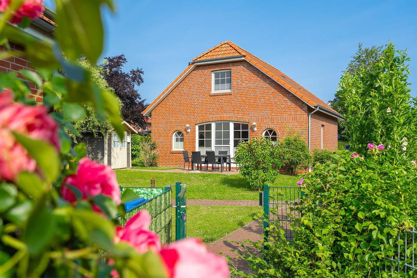 Schönes Ferienhaus (100qm) für 6 Personen mit Kamin, Garten und Wasserzugang in Krummhörn, Landkreis Aurich