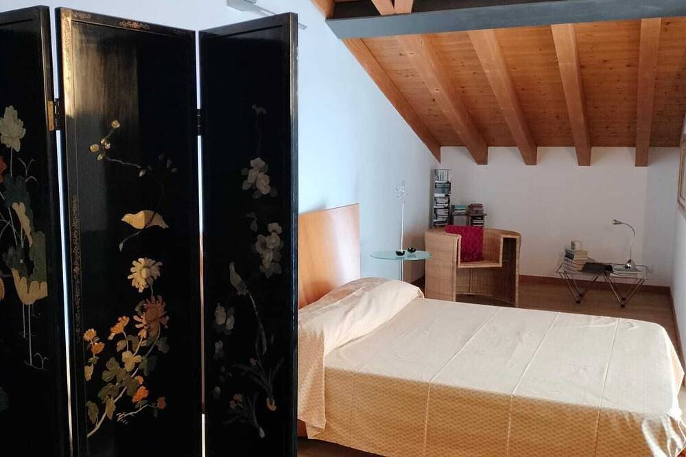 Camera in attico mansardato con terrazzo in Sacile, Provincia di Pordenone