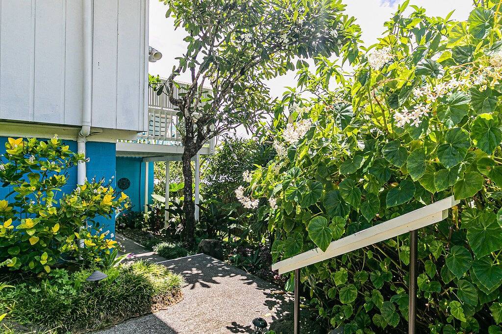 Oceanfront in Hilo Hale Kai Suites - Moana Room - King Bed, Private Bathroom in Paukaa, Hamakua