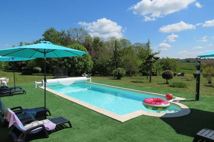Gîte pour 10 personnes, avec Terrasse ainsi que Jardin et Piscine à Coust