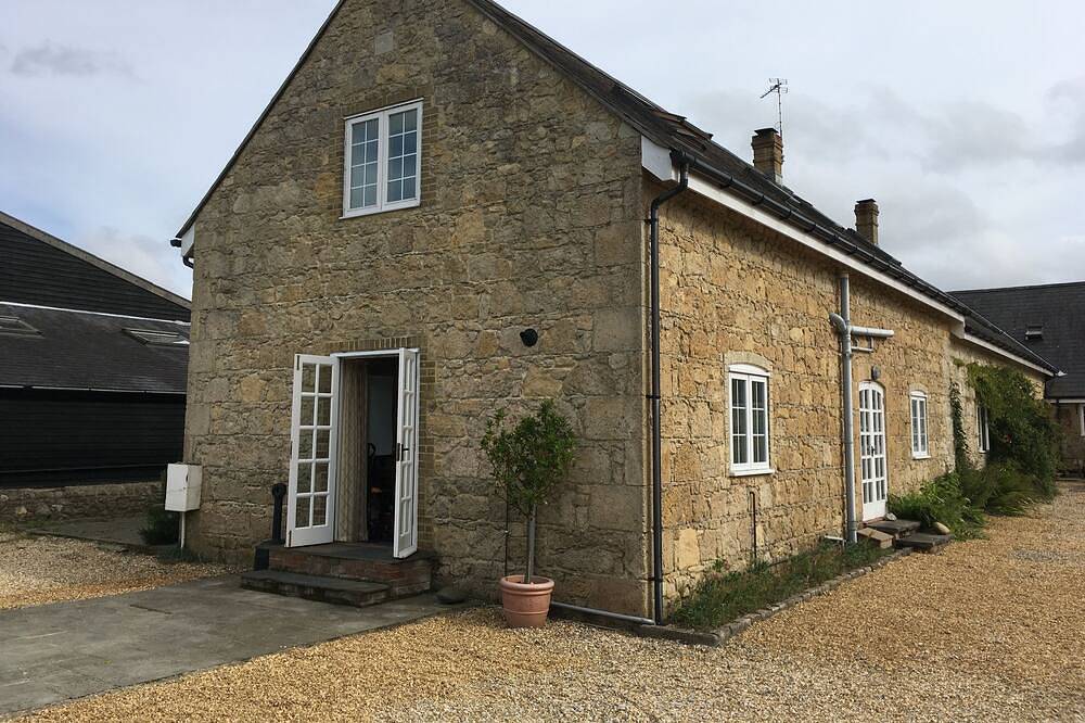 Beautiful converted 17th century stone stable in the heart of the Isle of Wight in Calbourne, Isle of Wight