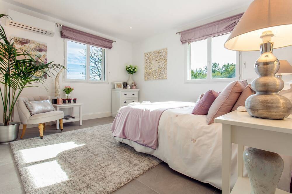 Spacious and Modern 4 Bedroom in Châteauneuf-Grasse, Cannes region