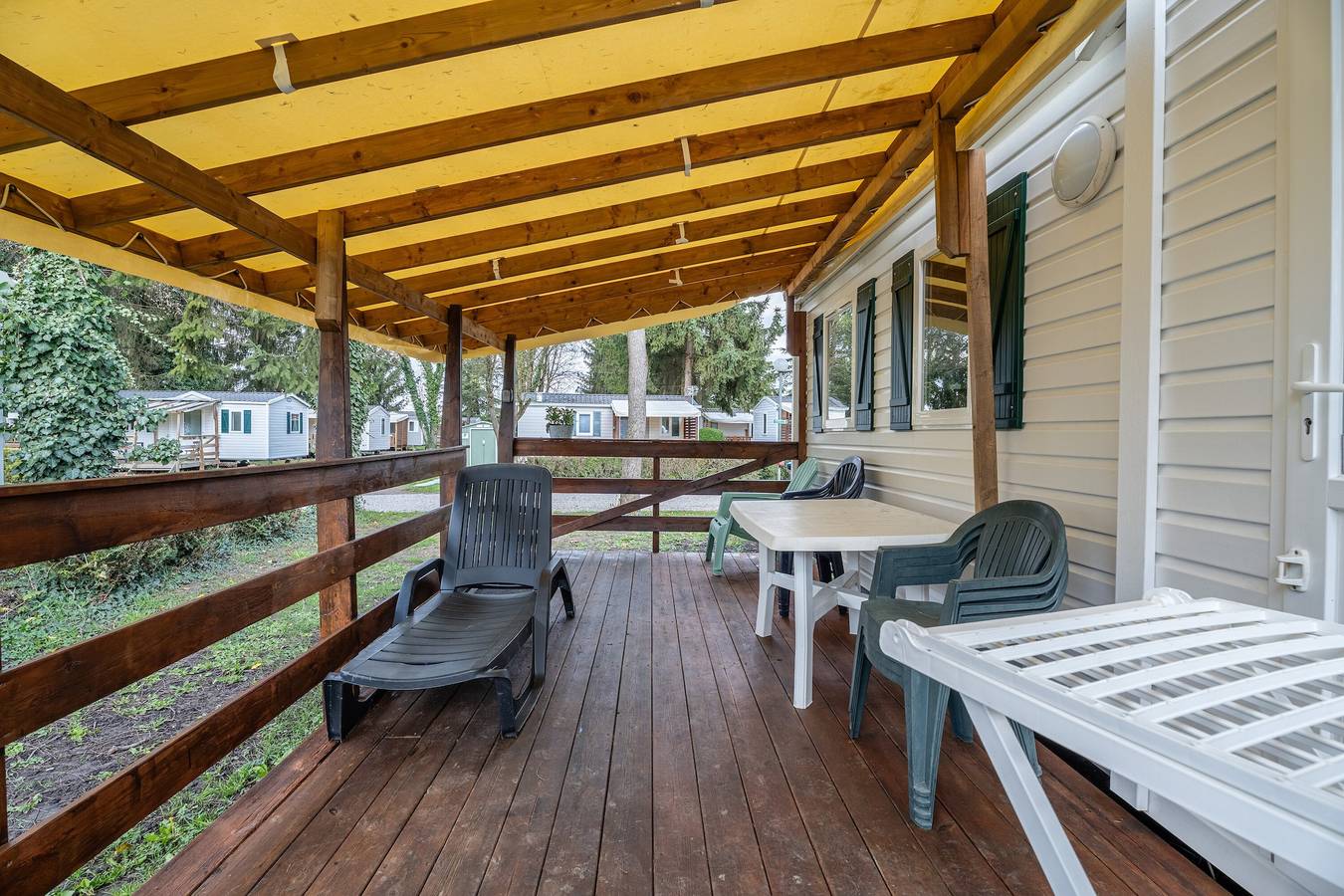 Mobil-home B027 cerca de Europapark con terraza privada y jardín compartido in Boofzheim, Región de Sélestat-Erstein