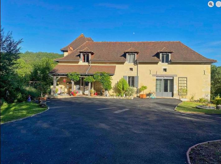 Location de vacances pour 12 personnes, avec jardin ainsi que terrasse et piscine à Saint-Aquilin