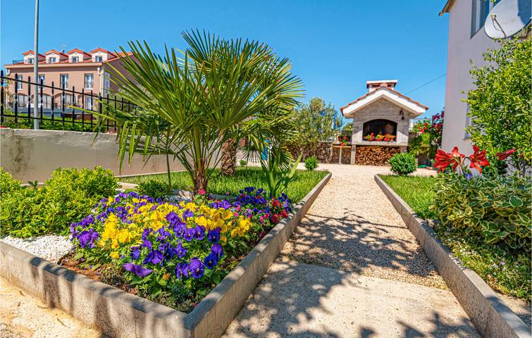 Ganze Ferienwohnung, Gemütliche 2-Zimmer-Wohnung mit Terrasse, 2,5 km vom Strand entfernt in Srima, Šibenik-Knin