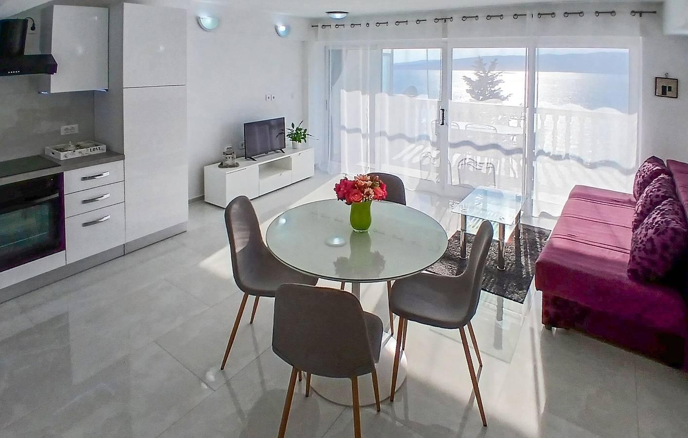 Ganze Ferienwohnung, Charmantes Apartment mit Terrasse, WLAN und 400 m zum Strand in Senj, Kvarner Festland