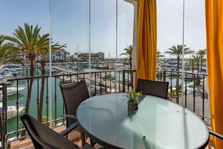 Vakantieappartement voor 3 personen, with terras and zwembad as well as tuin in La Duquesa