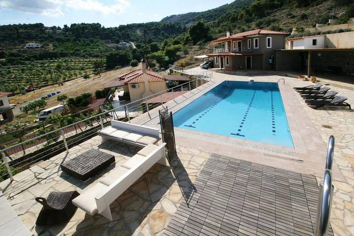 Location de vacances pour 7 personnes, avec terrasse ainsi que piscine et vue dans Palaia Epidavros
