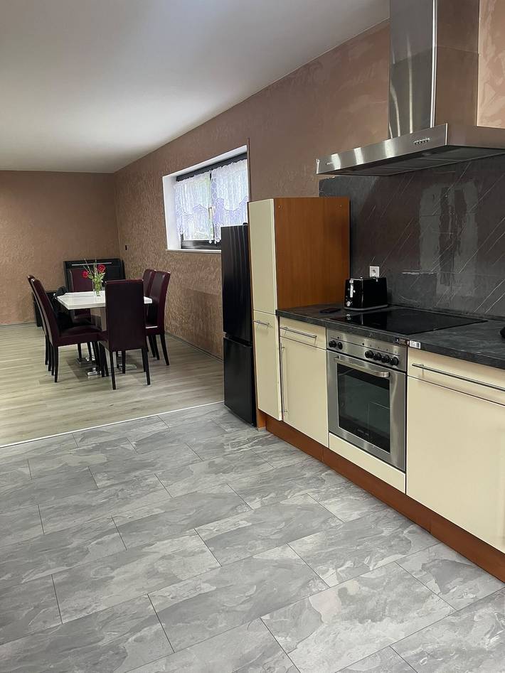 Apartamento entero, Apartamento 'Monteurwohnung An Der Lahn' con terraza privada, jardín compartido y wifi in Dausenau, Lahn-Taunus
