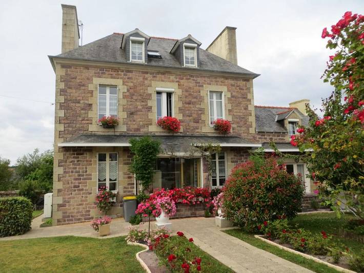 Ferienhaus für 6 Personen, mit Terrasse und Whirlpool sowie Garten und Sauna in Paimpol