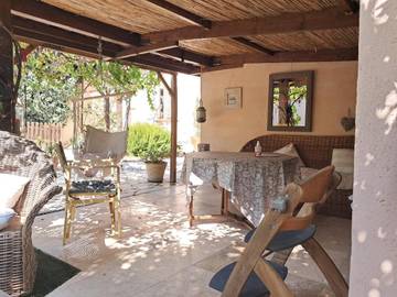 Gîte pour 2 personnes, avec piscine et jardin, adapté aux familles à Jonquerettes