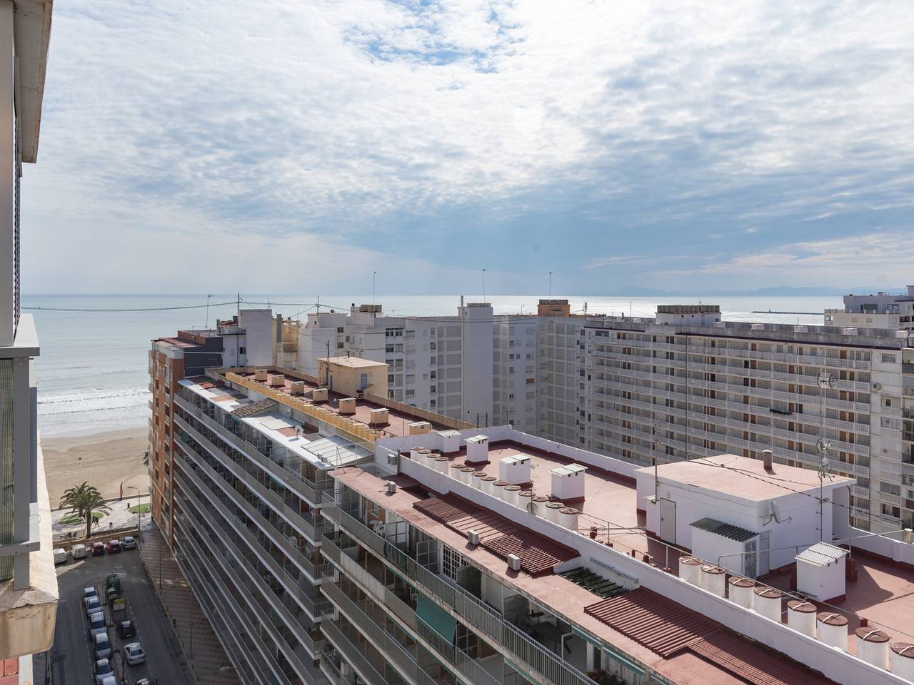 Entire apartment, 3-Bedroom Apartment for 6, Air-Con, Parking, Near Beach in Cullera in Cullera, Costa de Valencia