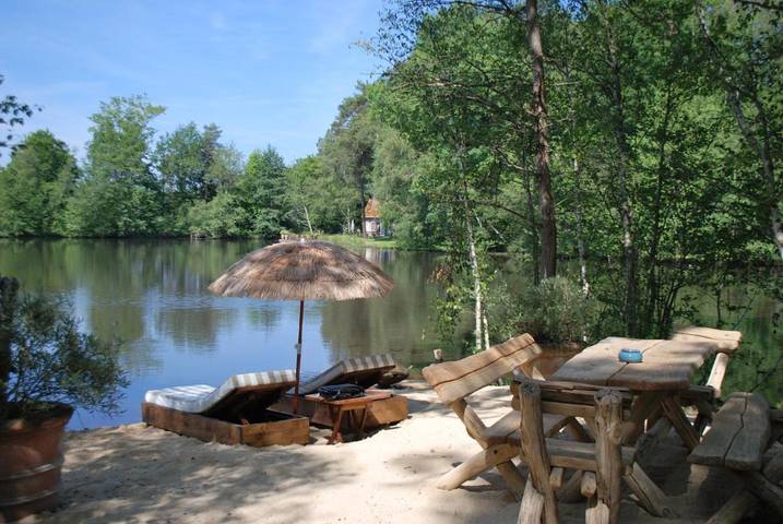 Location de vacances pour 3 personnes, avec vue ainsi que vue sur le lac et jardin à Villeny