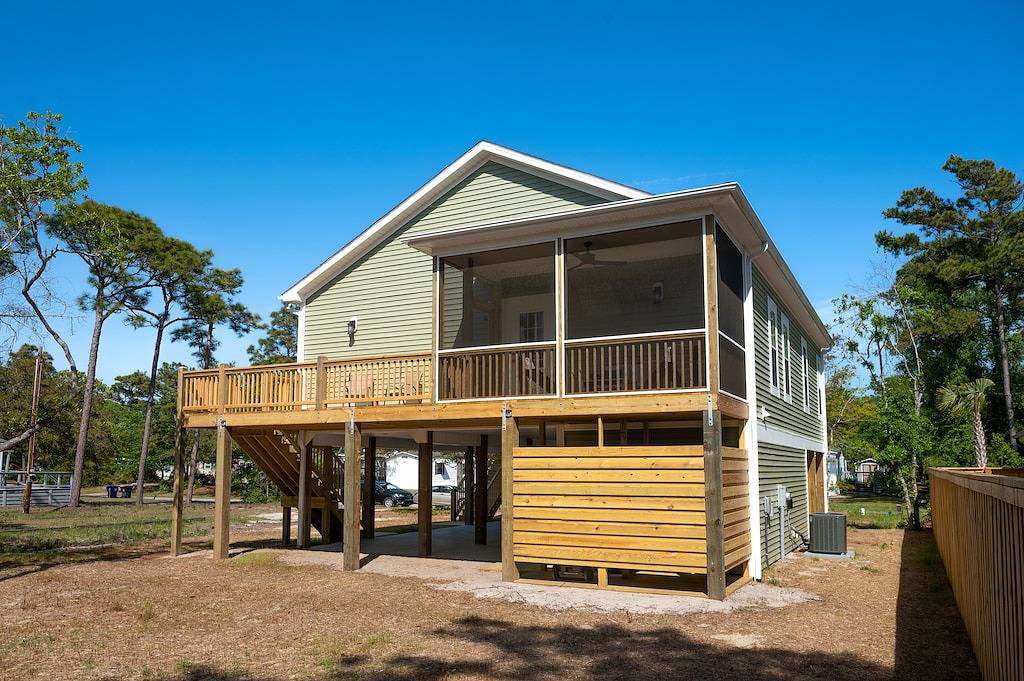 Clean home on quiet street/Walk to beach & shops/Small, non-shedding dogs in Yaupon Beach, Oak Island (NC)