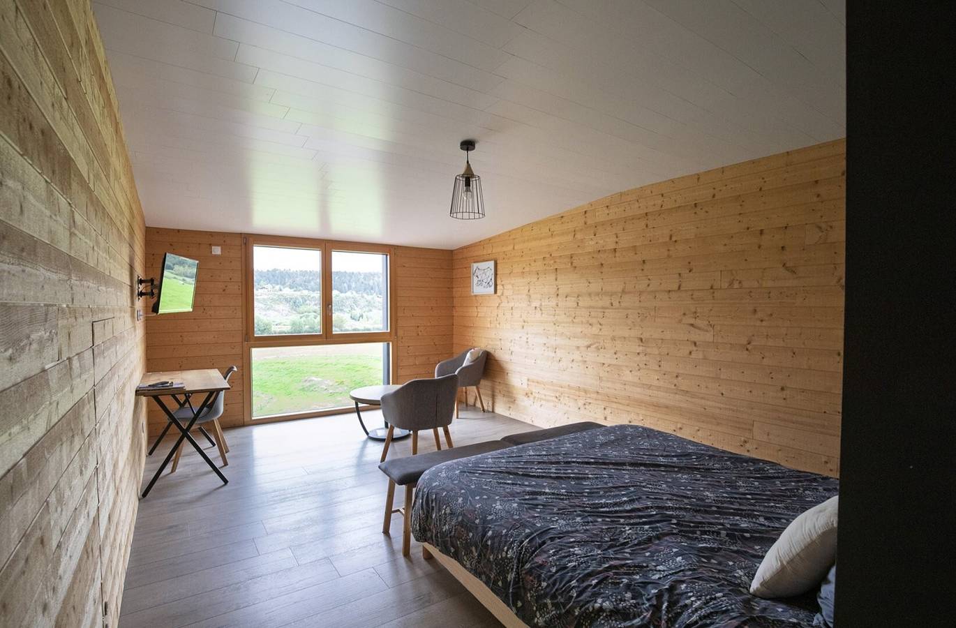 Chambre d’hôtes « La Grande Ourse » avec vue sur le lac, terrasse partagée et Wi-Fi in Grande-Rivière, Parc naturel régional du Haut-Jura