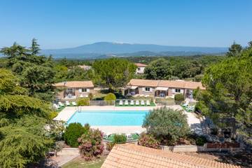 Cottage pour 4 personnes, avec piscine ainsi que jardin et terrasse, adapté aux familles à La Roque-sur-Pernes