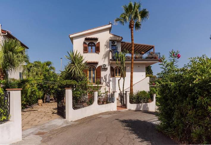 Villa für 8 Personen, mit Balkon und Whirlpool sowie Terrasse in Giardini-Naxos