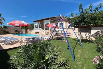 Location de vacances pour 6 personnes, avec terrasse et jardin à Trans-en-Provence