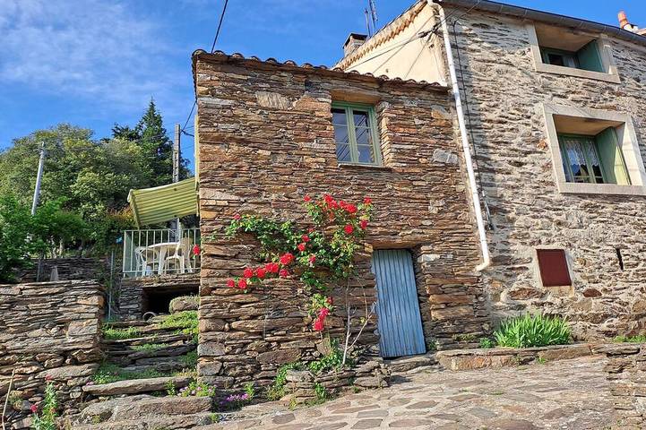 Location de vacances pour 4 personnes, avec jardin à Combes