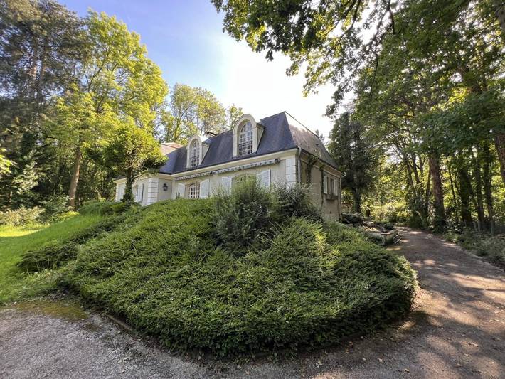 Gîte pour 13 personnes, avec Terrasse ainsi que Jacuzzi et Jardin