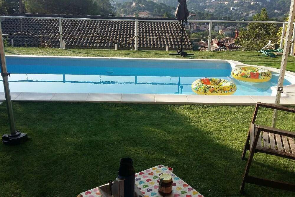 Quiet house with swimming pool, magnificent view and 1 floor of shops and leisure facilities in Lloret de Mar, Costa Brava