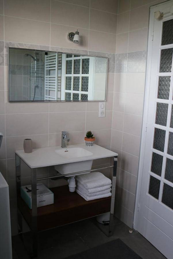 Two-Bedroom House in Bricqueville-sur-Mer, Région de Coutances