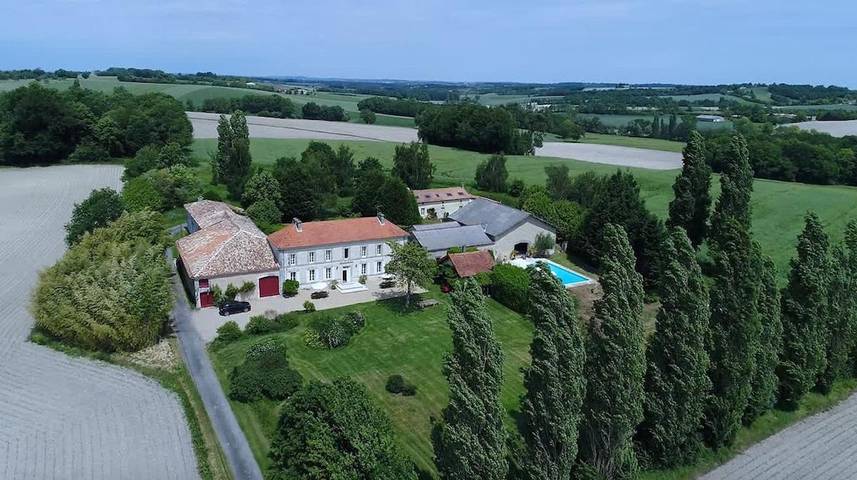 Location de vacances pour 32 personnes, avec jardin et piscine à Chillac