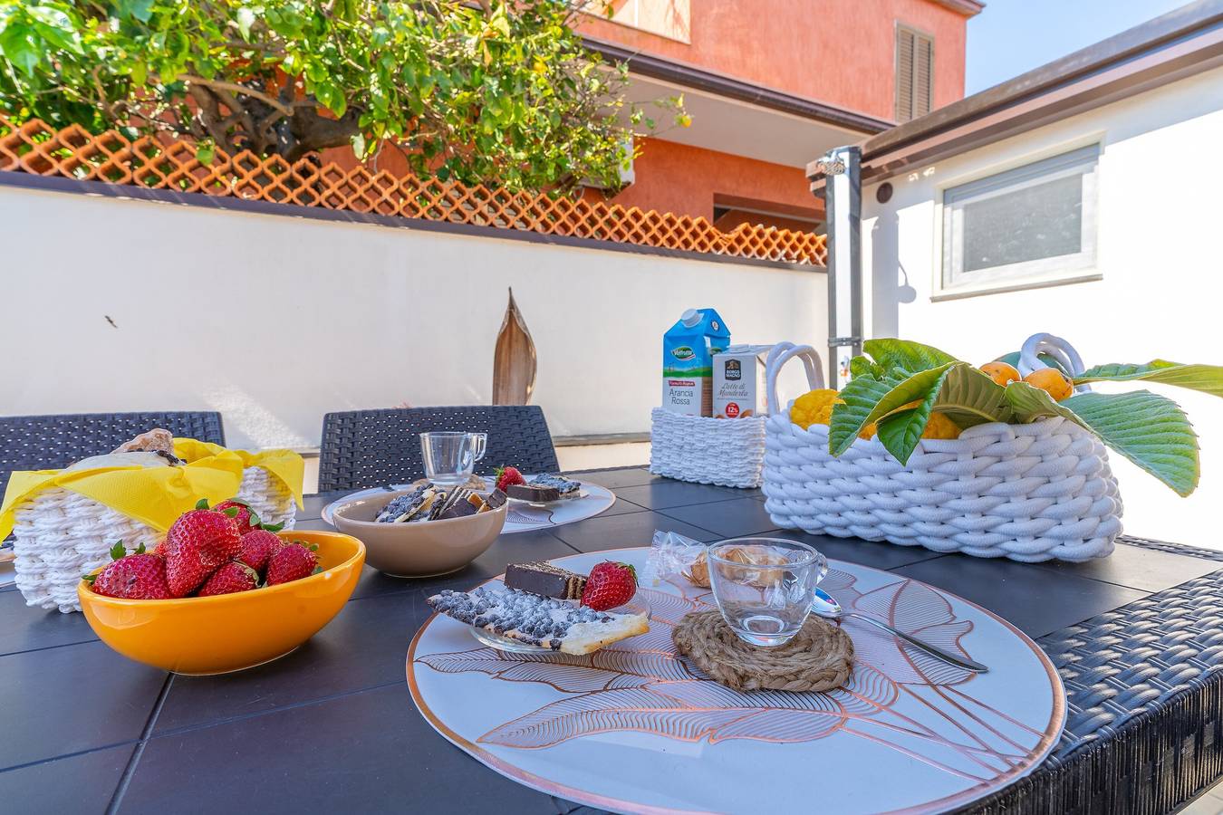 Appartamento intero, Appartamento 'Trifamiliare Garden - Sole' con Terrazza Privata, Wi-Fi e Aria Condizionata in Villaggio delle Conchiglie, Augusta (comune)