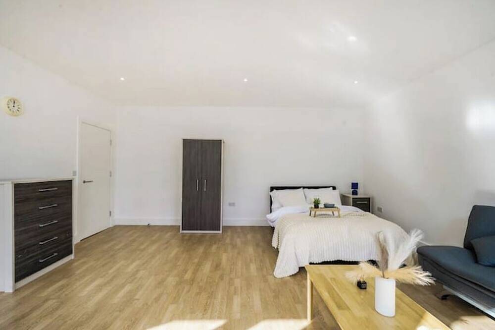 Hel leilighet, New Private Studio with parking in Elstree and Borehamwood, Hertfordshire