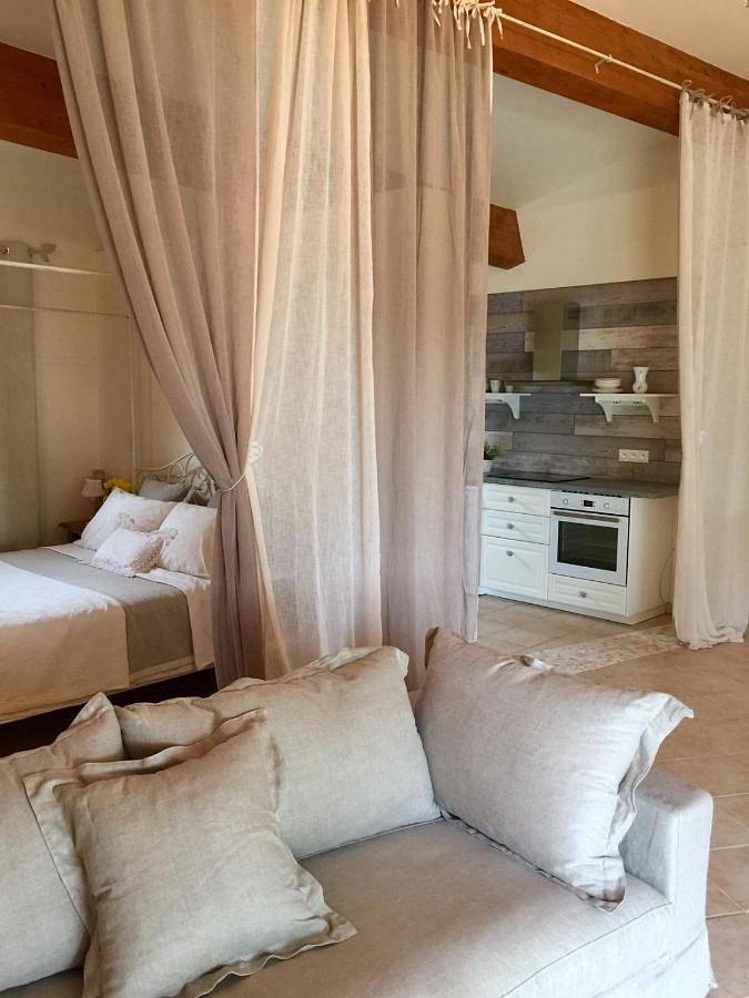 Location de vacances pour 4 personnes, avec vue ainsi que piscine et jardin à Saint-Marc-Jaumegarde - 3