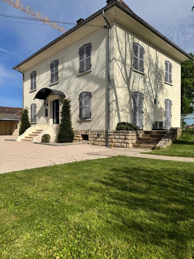 Chambre d’hôte pour 12 personnes, avec vue et jardin, adapté aux familles à Dole - 3
