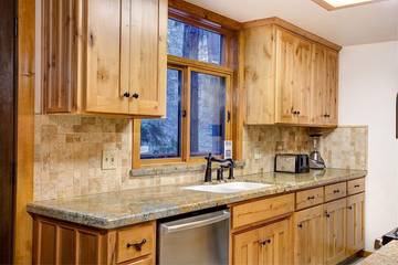 Log Cabin for 9 Guests in Wawona, Mariposa County, Picture 3