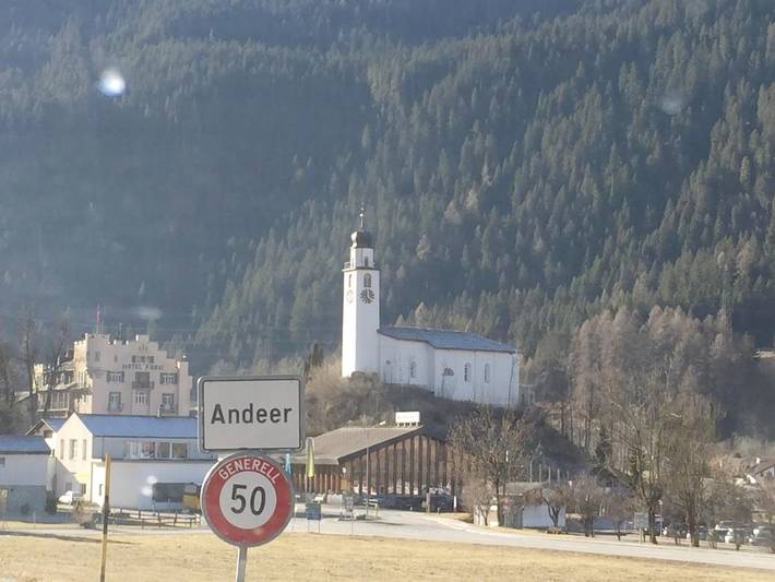 Gîte pour 4 personnes, avec piscine et vue ainsi que sauna et terrasse, adapté aux familles à Andeer