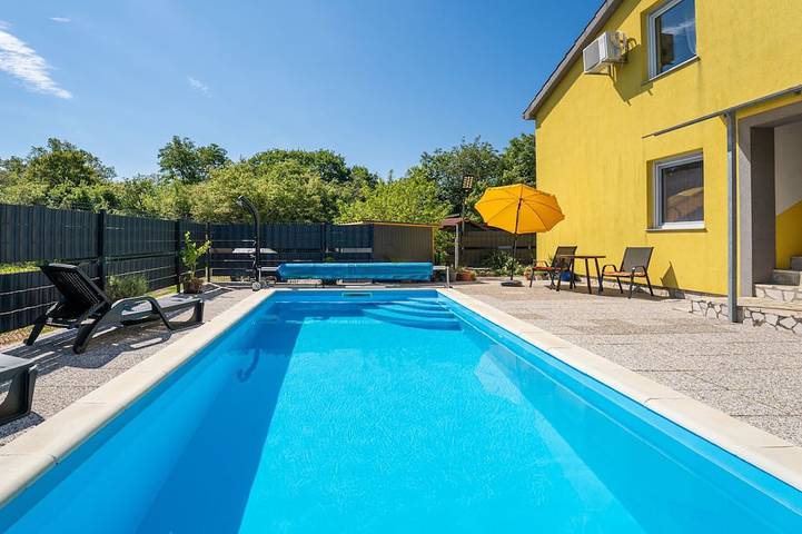 Ferienwohnung für 4 Personen, mit Pool und Balkon, mit Haustier