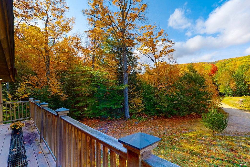 Dog-friendly home with Mt. Washington view, firepit, Wifi, & deck in Jackson (NH), Mount Washington