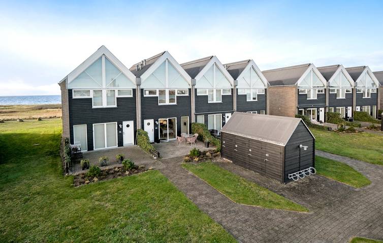 Feriehus for 6 personer, med terrasse og have samt jacuzzi - 1