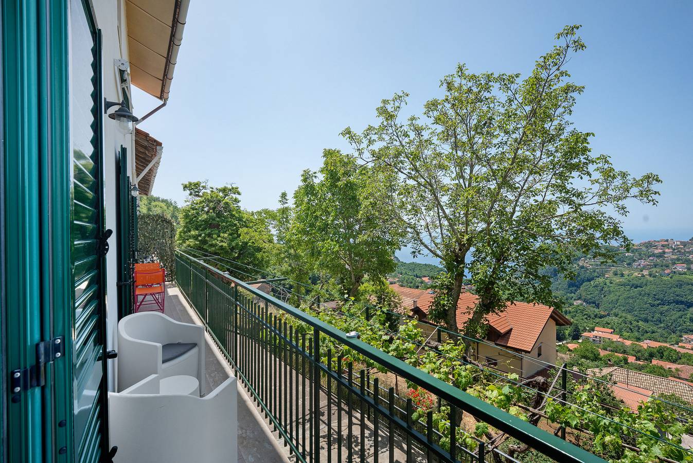 Ganze Wohnung, Ferienwohnung 'Bella Veduta Sole' mit Balkon, Blick auf das Meer und die Berge in Pianillo, Agerola