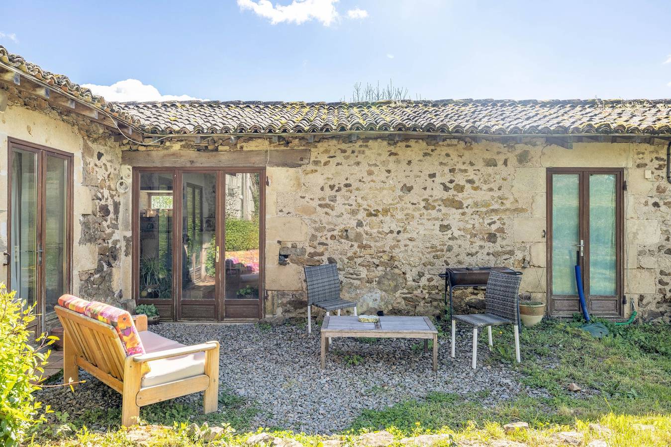 Holiday Home “Gîte Des Hiboux” with Shared Pool, Private Terrace & Wi-Fi in Sanxay, Vienne