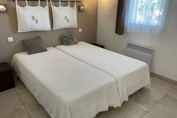 Gîte pour 5 personnes, avec terrasse ainsi que piscine et jardin, animaux acceptés à Cabrières-d'Avignon - 3