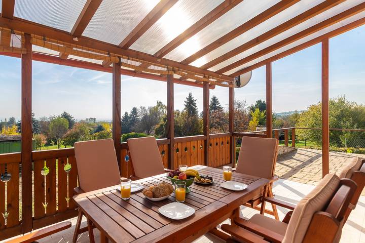 Ferienhaus für 6 Personen, mit Terrasse und Seeblick in Balatonalmadi