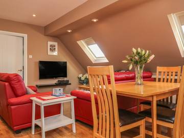 Log Cabin for 4 People in The Cotswolds, England, Photo 4