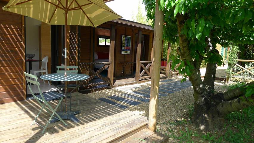 Gîte pour 2 personnes, avec jacuzzi et jardin ainsi que terrasse et piscine, animaux acceptés